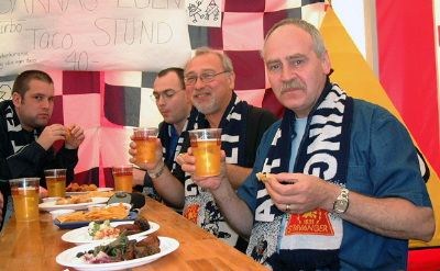 Fotballsupporterne fra Vikings nord-irske UEFA-cupmotstander Portadown ble vel mottat med mat og drikke av "Vikinghordene"