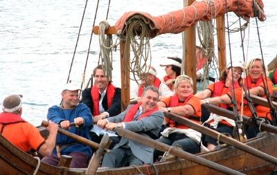 Fiskeriminister Svein Ludvigsen gjestet Gladmat 2005 og fikk seg ekstrajobb som roer på "Vikingeskipet"