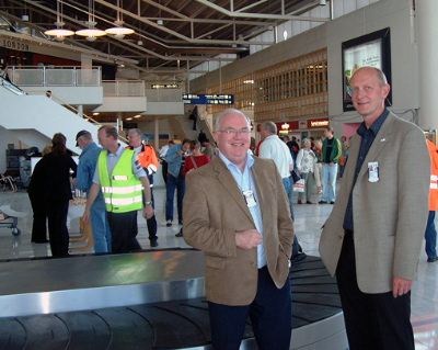 To stolte flyplassjefer. Fra venstre  assisterende lufthavnsjef Thor Helge Strand og lufthavnsjef Leif Anker Lorentzen