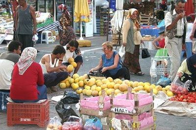 Markedet er svært populært blandt de mange turistene.