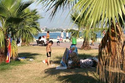 På søndager finner mange av byens innbyggere veien til stranden og havnen, og de tar gjerne med seg en egen lunsj, som de koser seg med under palmene.