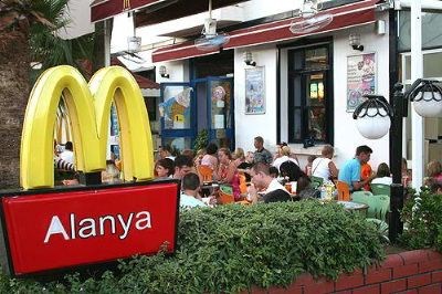 Blir du lei av Tyrkisk mat, finnes det også en MacDonalds midt i sentrum