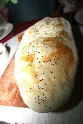 Det lokale brødet som serveres før måltidet, bør prøves...