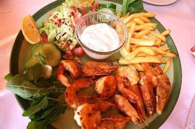 Tyrkisk kjøkken er kjent for sin matkunst - Eks en tallerken med gratinerte og innbakte reker koster ca. 90 norske kroner.