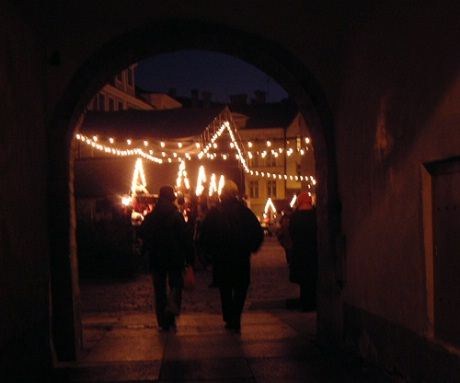 På vei inn til julemarkedet fra gaten eller retter sagt smuget  'Mündi'. I bakgrunnen lyser juledekorasjonene på Rådhusplassen