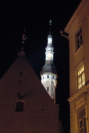 Det over 600 år gamle tårnet på rådhuset sett fra Dunkrigata - som går opp til den gamle bymuren.