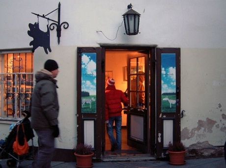 Det finnes  kunst og håndverksbutikker i Tallins gamle by - eller 'Vana Linn ' som det heter på estisk.