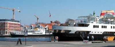 MS Lofoten ved Strandkaie i Stavanger. I bakgrunnen skimtes  MS Salten (med gul skorstein), skipet som seilte i Hurtigruten frem til Lofoten ble levert i 1964 !