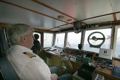 Og skipper Arthur Jelse som har kjørt denne turen i over 5 år, tar oss trygt med innover fjorden.