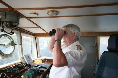 Skipper Arthur Jelse, sjekker forholdene å gjør seg klar til å ta oss tilbake til Stavanger.