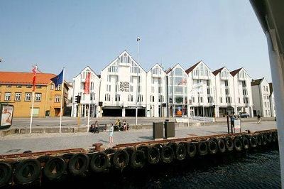 Båten legger til like ved Skagen Brygge Hotel i Oljebyen Stavanger.