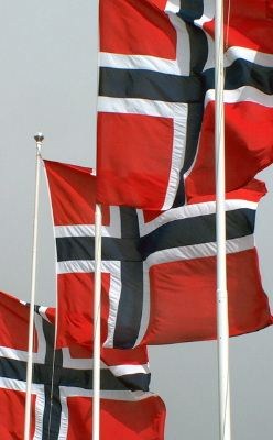 Norske flagg utenfor det største hotellet i 'Rosenes By' Molde.