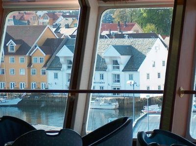 Sjøhusene i Florø sett fra  utsiktsalongen ombord