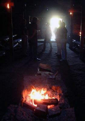 Glødende ildsted inne i langhuset