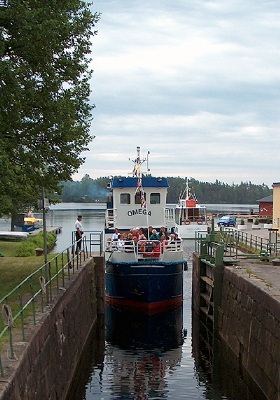 Kanalbåten Omega på vei inn i slusen ved Håverud - hvor også Kanalmuseet ligger (utenfor høyre billedkant)