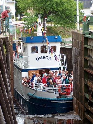 Omega ligge høyere nå ...Firerederier driver turisttrafikk på kanalen. Det er også mulig å leie båt elelr kano - og du kan seile med din egen båt.
