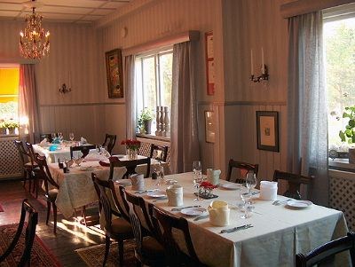 Den gamle skolestua er blitt en gourmetrestaurant- innredet i klassisk svensk stil. Falkholt.com er medlem av 'Sveriges Bästa Bord', Euro-Toques Sverige, Västsvensk Mersmak og Slow food (en sammenslutning som skal stå for det motsatte av 'fast food')