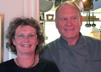 Vertskapet Carin og Christer Falkholt har tilsammen 75 års erfaring fra restaurantbransjen. Han passer grytene på kjøkkenet , mens hun er hovmester og sommelier. Fra 1978 til 1995 drev de restauranten på Baldersnäs Herrgård ved Laxsjön.