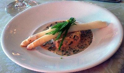 Andre forrett  er fersk asparges, som er dyrket i Dalsland, med mye godt til ...