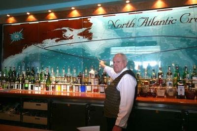 Cruisehistorien er fasinerende, her kan bartenderen fortelle oss og peke hvor Titanic gikk ned.
