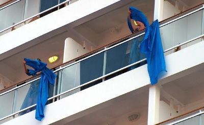 Blå 'sjerf fra noen av de nesten 900 balkongene på MSC Musica