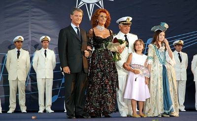 Gudmor Sophia Loren flanker av Skipsreder og Kaptein