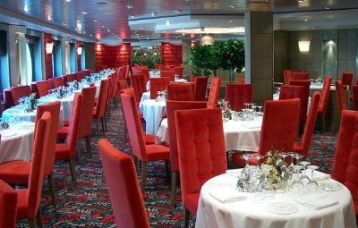 Den 'røde  restauranten'. MSC Musica har flere restauranter - det kan trenges når det er fullt - DVS over 3000 gjester ombord..