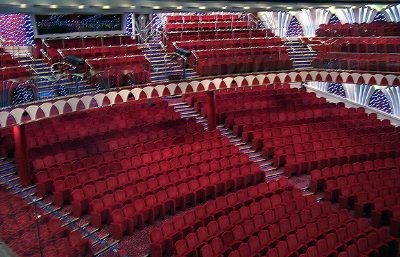 Helt fremme finnes en teater og konsertsal  med mellom 500 og 1000 sitteplasser - DVS like mange som  et rimelig stort norsk konserthus.