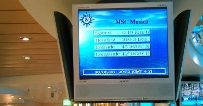 Overalt er det satt omm skjermer med informasjon om vind og vær, samt MSC Musica fart og posisjon