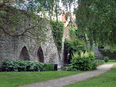 Gamle Visby er omgitt av 'Ringmuren' en solid og 3.5 kilometer lang bymur- bygget på  1200 tallet.