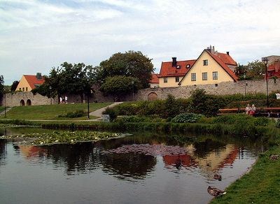 Almedalen i Visby. Her lå byens havn i gamle dager. Idag kan man slappe av her...