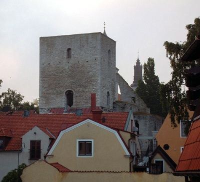 Det finnes et hundretalls kirkeruiner i og ved Visby. Gotland var i middelalderen  de mange kirker øy og i Visby fantes det nesten en kirke for hvert kvartal...