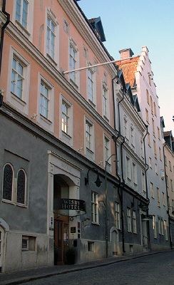 Wisby Hotell holder till innenfor muren - i flere gamle hus fra  middelalderen . Det finnes ingen  nye , glinsende hotellbygg i Visby.