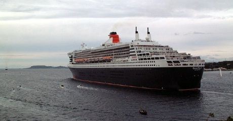 Queen Mary 2 på vei ut byfjorden etter sitt første besøk i Stavanger