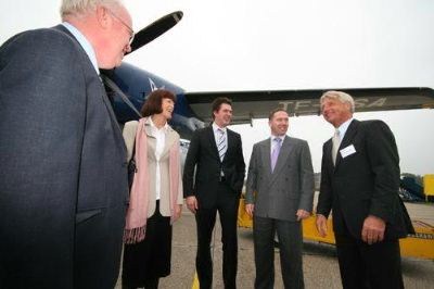 Stasjonsjef ved Groenningen Airport Eelde, Jeroen Meulendijks (t.h) tar vel imot de ankommne.