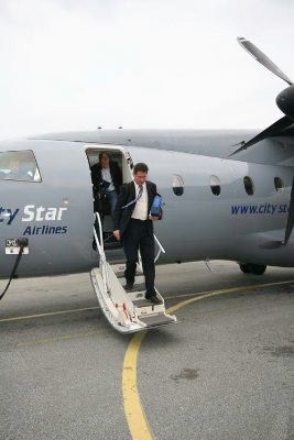 Passasjer nr 1 fra Groenningen går i land for første gang på Stavanger Lufthavn Sola. Selskapet forventer at rundt 15000 reisende årlig vil benytte ruten.