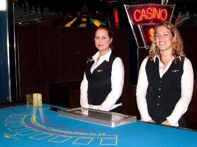Casino med lykkehjul og smilende betjening finnes ombord .....