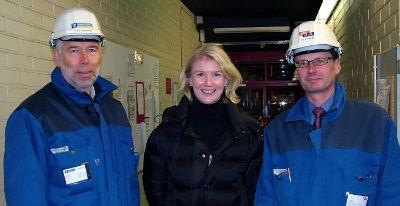 Royal Caribbeans  avtroppende Norden og Baltikum-sjef Anna-Maija Isachsen flankert av rederiets plassjef ved Aker Yards  og verftets prosjektdirektør
