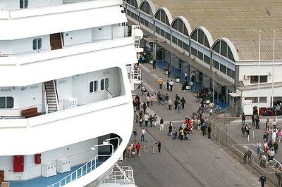 Cruisegjester på vei ombord til Middelhavscruise som startet fra Barcelona i Spania.