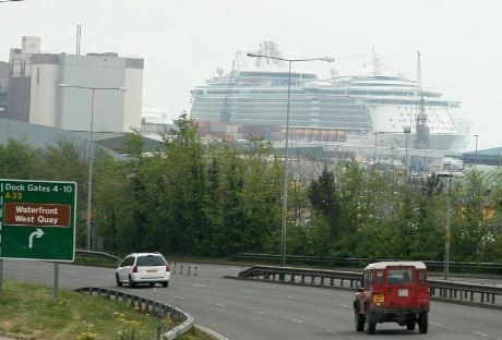 Det enorme Liberty of the Seas ved havn i Southampton.