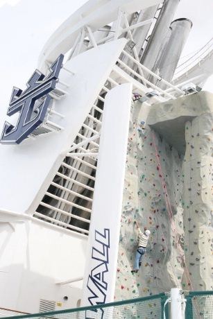 Liberty gir en ny dimensjon til den typiske klatreveggen Royal Caribbean har, med en 43 fot høy og 44 fot bred vegg med en tinde i midten og 11 klatreruter.