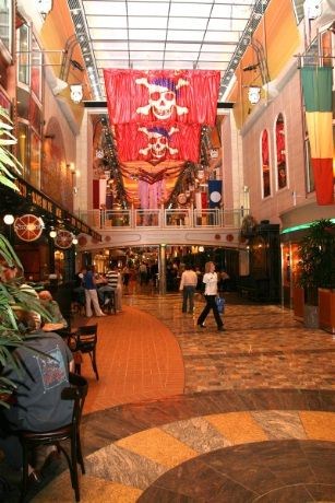 Det er også stadig underholdning ombord på Liberty of the Seas, her har man pyntet til Pirates parade show