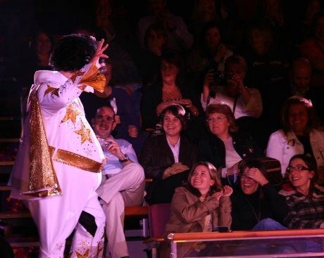 Elvis kadde også funnet veien til isarenaen, og publikm fikk en god latter.