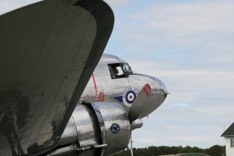 Dakoten holdes på vingene av en gjeng fly-entusiaster som duller og steller med denne gamle damen året rundt på hjemmebasen, Torp flyplass ved Sandefjord.