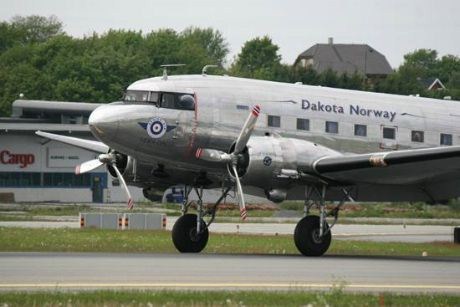 Dakotaen kan ikke fly med passasjerer, bare med medlemmer, derfor blir alle som går ombord re- gistrert som medlemmer for inneværende år.