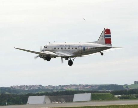 I parantes kan vi her nevne at Kong Olav hadde et tilsvarende fly, tilhørende den norske 335 skva- dronen på Gardermoen. Kongens fly hadde salonginnredning for komfor- table reiser i Norge og Europa.