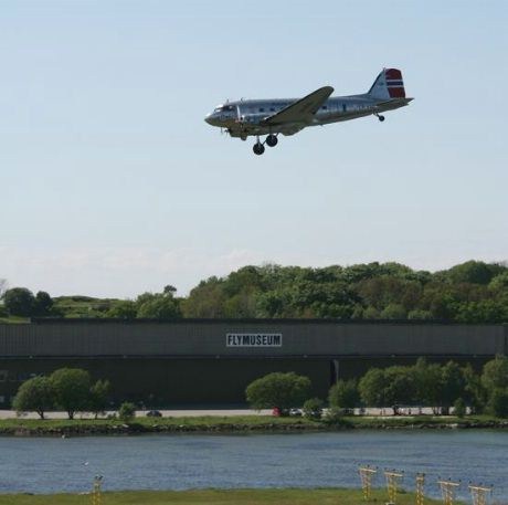DC3 Dakota med Flyhistorisk museum i bakgrunnen