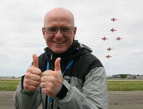 Autofil`s Jan Erik Larsen kunne bare gi "tubs up" for oppvisningen fra Patrouille Suisse.