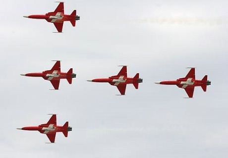 Patrouille Suisse i formasjon - se eget fotoalbum fra oppvisningen...