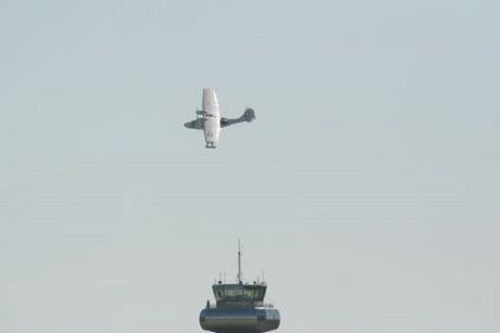 Catalina PBY 5A over sola tårn